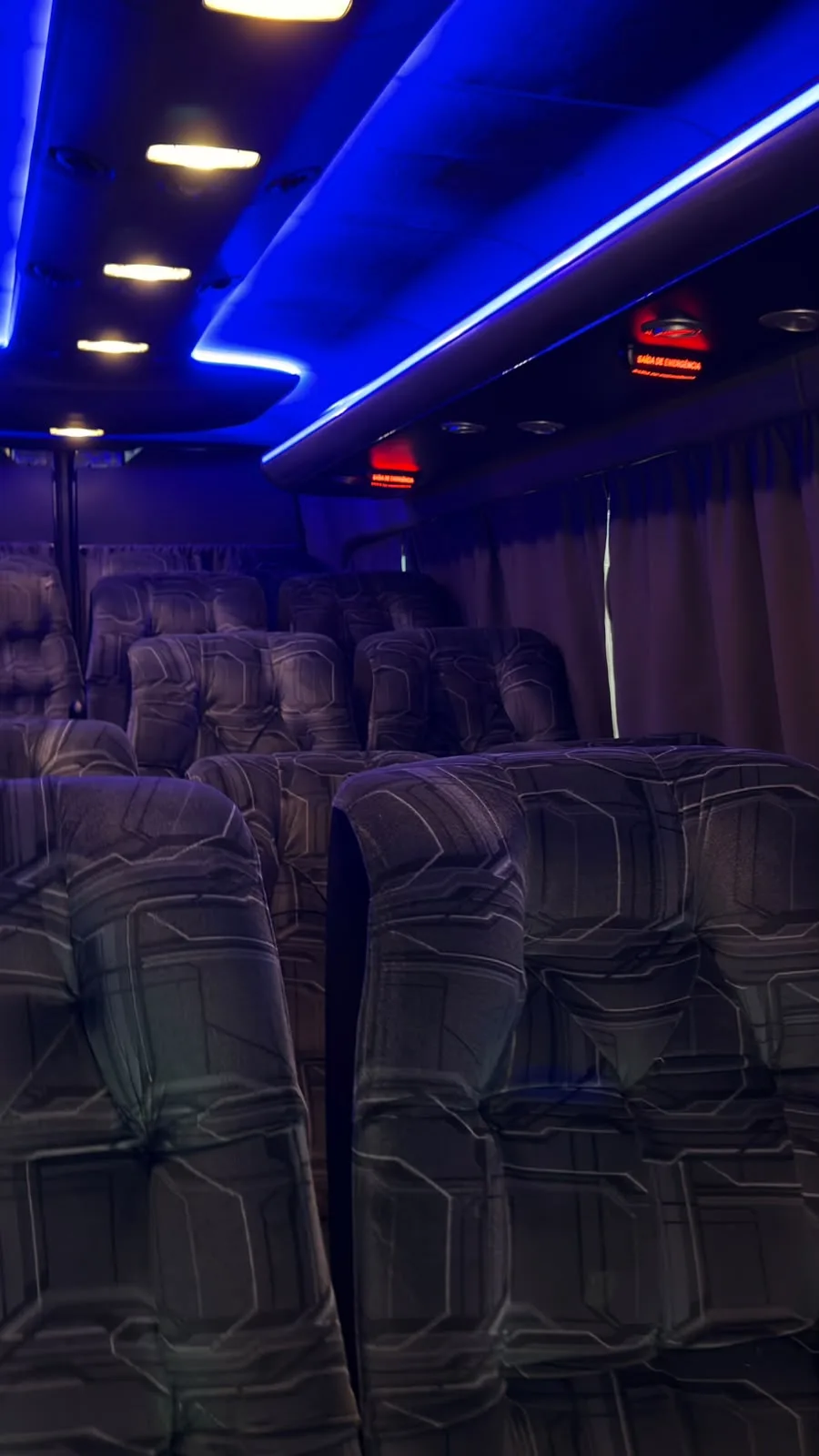 interior da van rota prime, com poltronas e iluminação azul